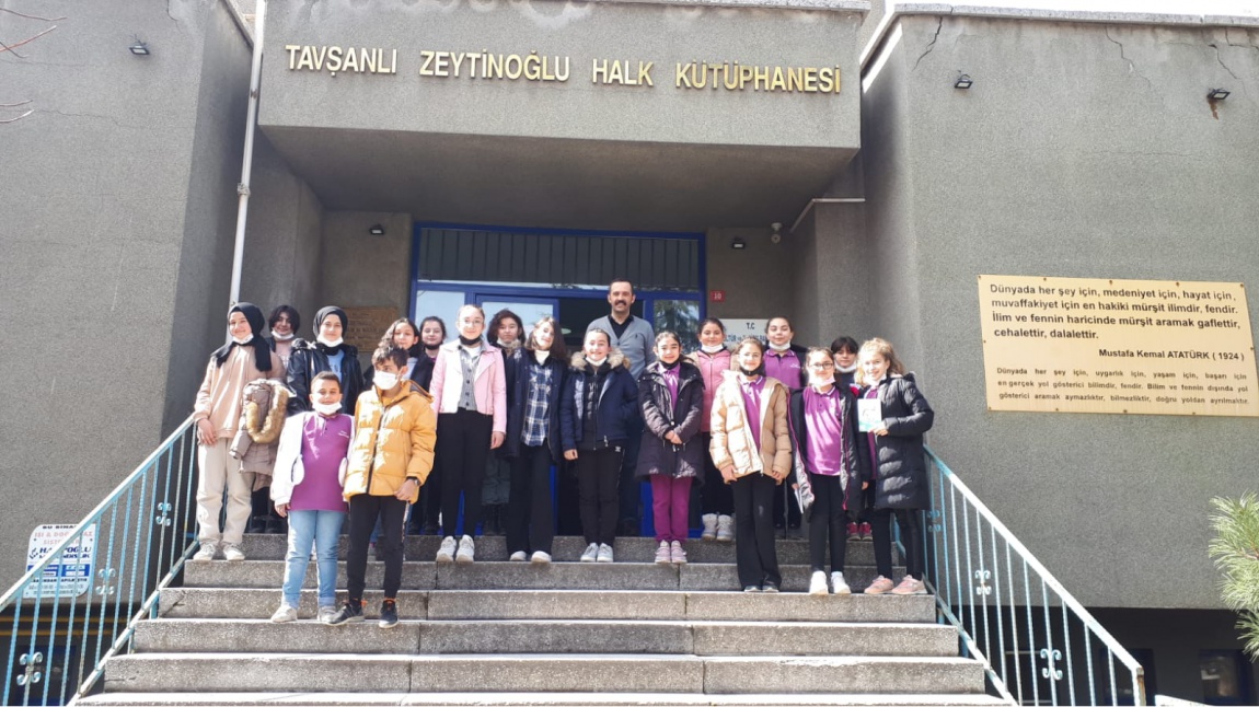 Kütüphaneler Haftası dolayısıyla okulumuz öğrencileriyle Tavşanlı Zeytinoğlu Halk Kütüphanesine gezi düzenledik.